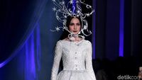 Foto: 25 Koleksi Busana Cantik Nan Glamour Ivan Gunawan