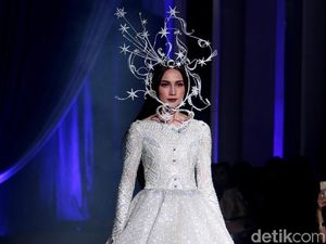 Foto: 25 Koleksi Busana Cantik Nan Glamour Ivan Gunawan