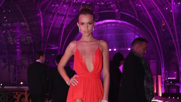 Foto: Tampil Seksi dengan Gaun Belahan Tinggi Ala Model Victorias Secret