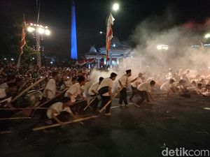 Serunya Drama Pengusiran Sekutu di Tugu Pahlawan