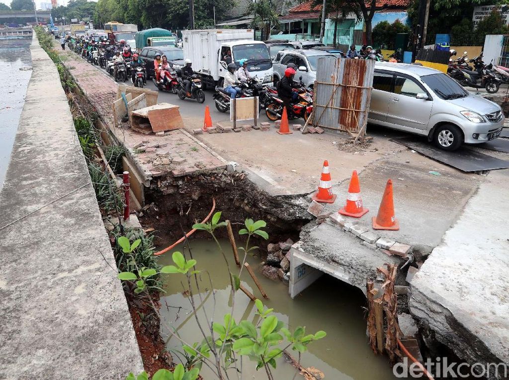 Proyek Saluran Air yang Bikin Macet Proyek Saluran Air yang Bikin Macet