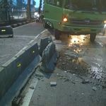 Truk Tabrak Separator Busway di Simprug, Lalin Macet
