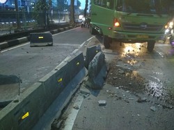 Truk Tabrak Separator Busway di Simprug, Lalin Macet