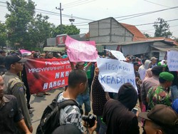 Warga Wage Datangi Balai Desa, Tuntut Kepala Desa Mundur