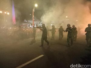 Video: Drama Pengusiran Penjajah di Tugu Pahlawan