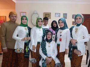 Saat Ketum PBNU Sapa Ibunda Jokowi di Akad Nikah Kahiyang