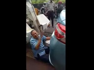 Viral Video Sopir Taksi Meraung-raung Saat Mobilnya Diderek Dishub Viral Video Sopir Taksi Meraung-raung Saat Mobilnya Diderek Dishub