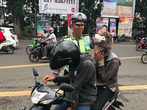 Boncenger Pakai Helm Boneka yang Gemesin, Ditilang Polisi Deh