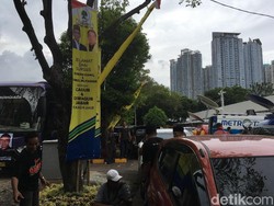Jelang Penetapan Cagub, Spanduk Ridwan Kamil Penuhi DPP Golkar
