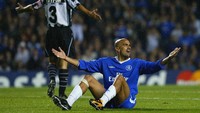 Siapa tak kenal Juan Veron. Dia melejit bareng Parma dan Lazio, memenangi Scudetto, Coppa Italia, Piala UEFA, dan Piala Super Eropa. MU kepincut, tapi dia gagal memenuhi potensi. Dia bikin 11 gol & 10 assist dari 82 laga. Ia tak membaik saat di Chelsea: 1 gol & 2 assist di 14 laga. (Foto: Shaun Botterill/Getty Images Sport)