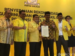 Novanto Serahkan SK Rekomendasi Cagub Jabar ke Ridwan Kamil