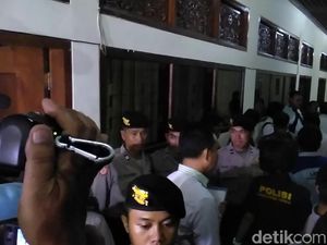 Cari Narkoba, Polisi Geledah Ruang Kerja Wakil Ketua DPRD Bali
