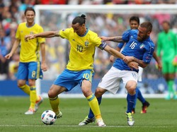 De Rossi Lega Tak Harus Hadapi Ibrahimovic