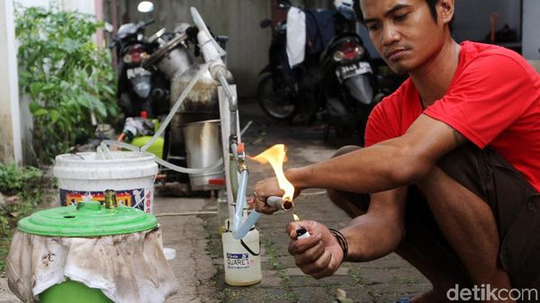 Kreatif! Pria Ini Temukan Cara Membuat BBM dari Limbah Plastik