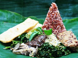 Aduh Sedapnya! Pecel Ndeso dengan Siraman Sambal Hitam yang Gurih Pedas