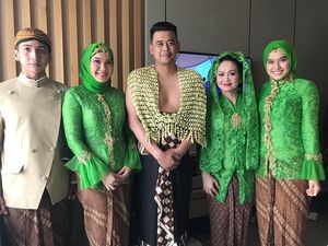 Foto: Gaya Ibunda Bobby Nasution yang Selalu Pakai Veil di Pernikahan Foto: Gaya Ibunda Bobby Nasution yang Selalu Pakai Veil di Pernikahan