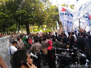 Polisi Pasang Kawat Berduri, Massa Buruh Tertahan di Depan Kemenhub