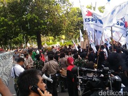 Polisi Pasang Kawat Berduri, Massa Buruh Tertahan di Depan Kemenhub