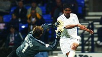 Sebelum ke Inggris, Mario Jardel bisa disebut dewa gol: 168 gol/170 laga di Porto, 34 gol/43 laga di Galatasaray, lalu 67 gol/62 laga di Sporting. Saat hijrah ke Bolton Wanderers, dia cuma bikin 3 gol/11 laga dan tak satupun dicetak di liga. (Foto: Michael Steele/Getty Images)