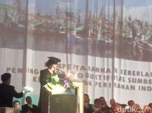 Tangis Menteri Susi Saat Menerima Gelar Doktor Honoris Causa