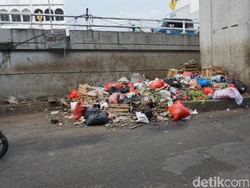 Jorok, Sampah Menumpuk di Dekat Flyover Kebayoran Lama