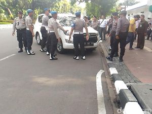 Ada Demo Buruh, Polisi Dorong Mobil Parkir Liar di Depan Kemenhub
