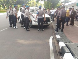 Ada Demo Buruh, Polisi Dorong Mobil Parkir Liar di Depan Kemenhub