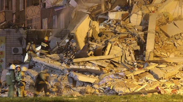 Bruk! Ini Penampakan Ambruknya Apartemen di Rusia