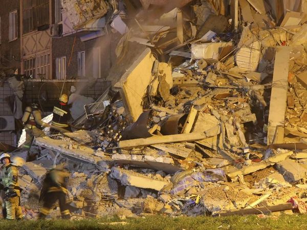 Bruk! Ini Penampakan Ambruknya Apartemen di Rusia