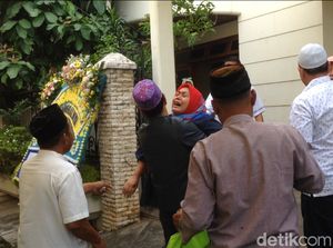 Tiba di Rumah Duka, Adik dr Letty Menangis Histeris Tiba di Rumah Duka, Adik dr Letty Menangis Histeris