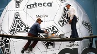 Adidas mengeluarkan Azteca untuk Piala Dunia 1986 di Meksiko. Tampilannya diperbarui dengan basis desain Tango. Perubahan paling signifikan adalah pada bahannya, yang tak lagi menggunakan kulit asli melainkan material sintetis. Inilah bola sepak pertama di Piala Dunia yang menggunakan bahan sintetis sepenuhnya. (Foto: Mike King/Allsport/Getty Images)