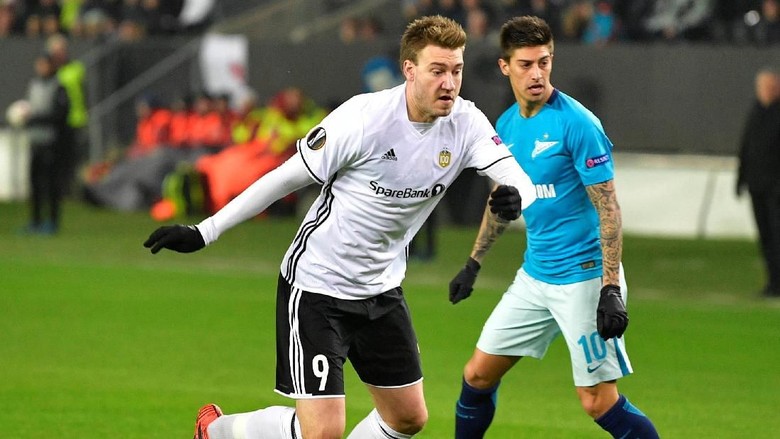 Pengumuman! Bendtner Kini Bukan Lord Lagi, melainkan Emperor Pengumuman! Bendtner Kini Bukan Lord Lagi, melainkan Emperor