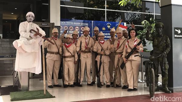 Tanamkan Jiwa Nasionalisme, Polisi Pakai Kostum Pejuang Kemerdekaan