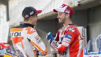 Meski diselimuti rivalitas, Marquez dan Dovi tertlihat akrab di sesi foto tersebut. Keduanya terlihat berbincang hangat. (Mirco Lazzari gp/Getty Images)