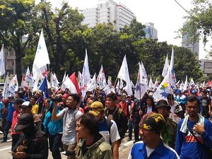 Tolak Upah Murah, Buruh Long March ke Balai Kota