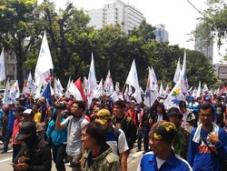 Tolak Upah Murah, Buruh Long March ke Balai Kota