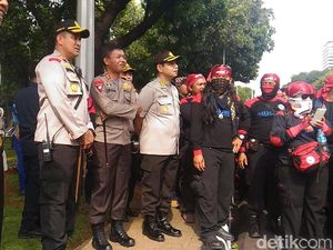 Kapolda Metro Pantau Long March Massa Buruh Menuju Istana Kapolda Metro Pantau Long March Massa Buruh Menuju Istana