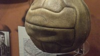 Piala Dunia 1950 di Brasil memperkenalkan bola bernama Superball. Kabarnya, ini menandai era baru bola sepak, yakni tanpa tali. Di tiga Piala Dunia pertama, seluruh bolanya punya tali dan butuh keahlian khusus untuk memompanya. (Foto: worldcupballs.info)