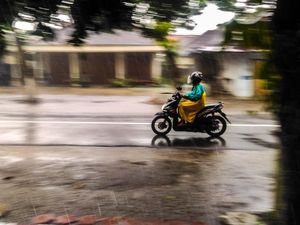 Melewati hujan hanya dengan mantel