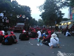 Massa Demo Buruh Selawatan dan Zikir Bersama di Depan Kemenhub