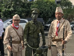 Peringati Hari Pahlawan, Polisi Berkostum ala Pejuang