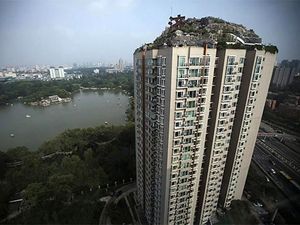 Pernah Lihat Ada Gunung di Puncak Gedung? Ada Nih di China