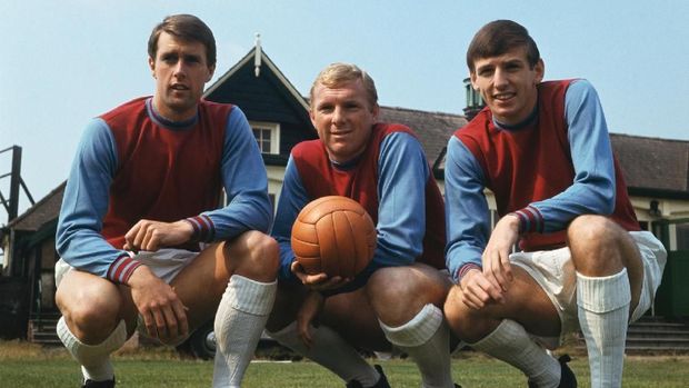 West Ham and England footballers (left to right), Geoff Hurst, Bobby Moore (1941 - 1993) and Martin Peters, 1966. All three are members of the1966 World Cup-winning England team. (Photo by Central Press/Hulton Archive/Getty Images)