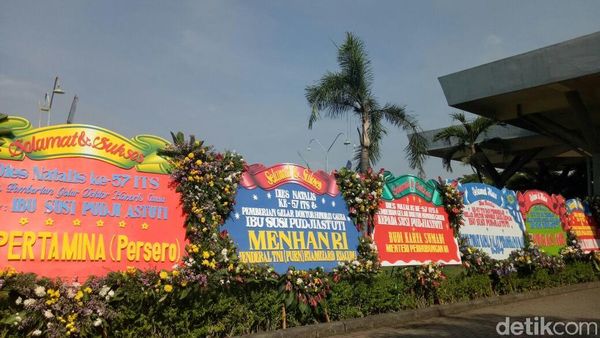 Deretan Karangan Bunga untuk Menteri Susi yang Jadi Doktor HC ITS