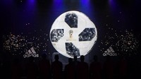 Telstar 18 diluncurkan dalam sebuah acara di Moskow, Rusia, pada Kamis (9/11/2018). Foto: Mladen Antonov/AFP
