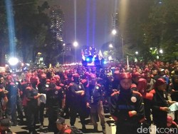 Massa Bertahan di Depan Monas, Polisi Siapkan Mobil Antihuru-hara