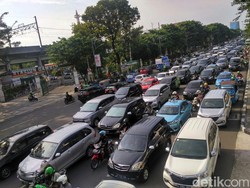 Ada Demo Buruh, Lalin Kawasan Stasiun Gambir Padat