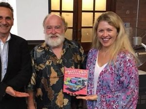Profesor Australia Tulis Buku Soal Angkot dan Bus Minangkabau