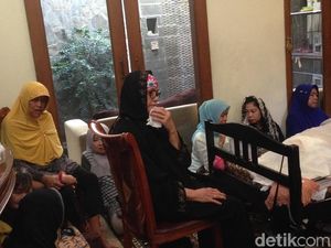 Wajah Pilu Ibunda Temani Jasad dr Letty di Rumah Duka Wajah Pilu Ibunda Temani Jasad dr Letty di Rumah Duka