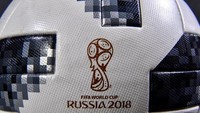 Bedanya, motif di Telstar 18 berupa hitam gradasi ke abu-abu dan kata Telstar serta logo Piala Dunia Rusia 2018 diberi warna emas. Foto: Mladen Antonov/AFP
